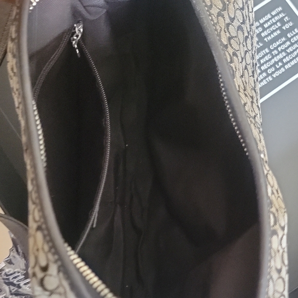 Coach Black and Tan Hobo Bag with Timeless Elegance - Picture 4 of 4